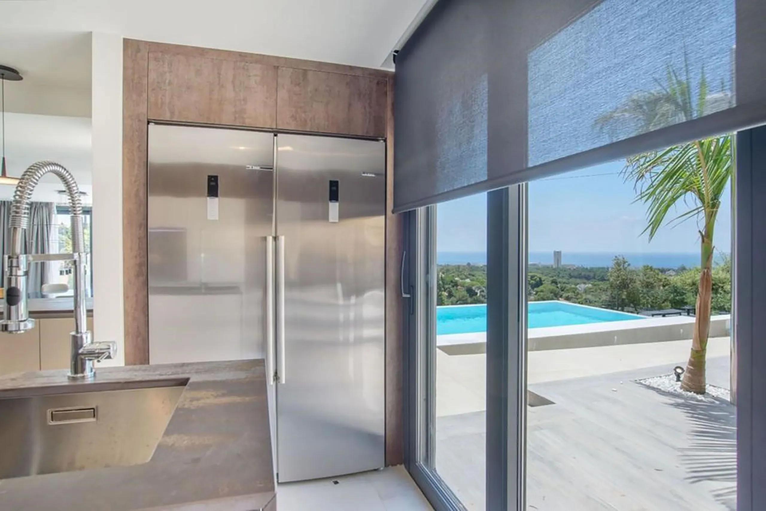 We are proud to present to the market this luxurious villa in the popular Elviria area, just to the east of Marbella.