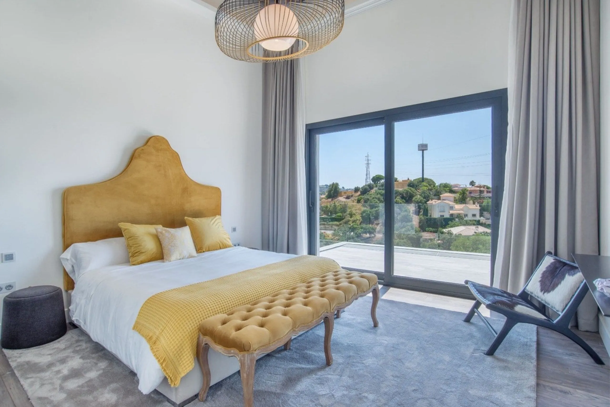 We are proud to present to the market this luxurious villa in the popular Elviria area, just to the east of Marbella.