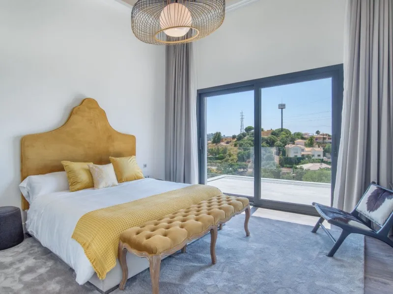 We are proud to present to the market this luxurious villa in the popular Elviria area, just to the east of Marbella.