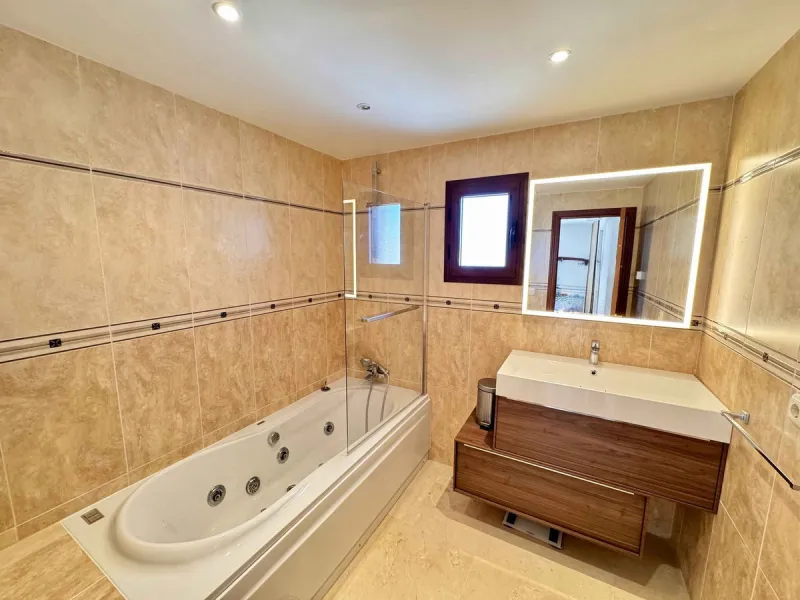 House - Detached Villa в продаже в Mijas, Málaga. В доме 5 спален и 5 ванных комнат. Площадь дома 299 м². Площадь участка 530 м²