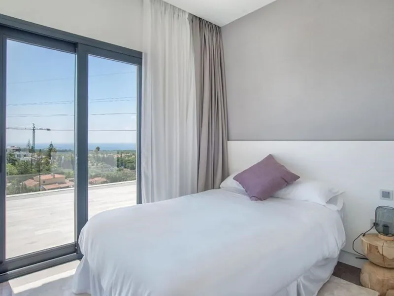 We are proud to present to the market this luxurious villa in the popular Elviria area, just to the east of Marbella.