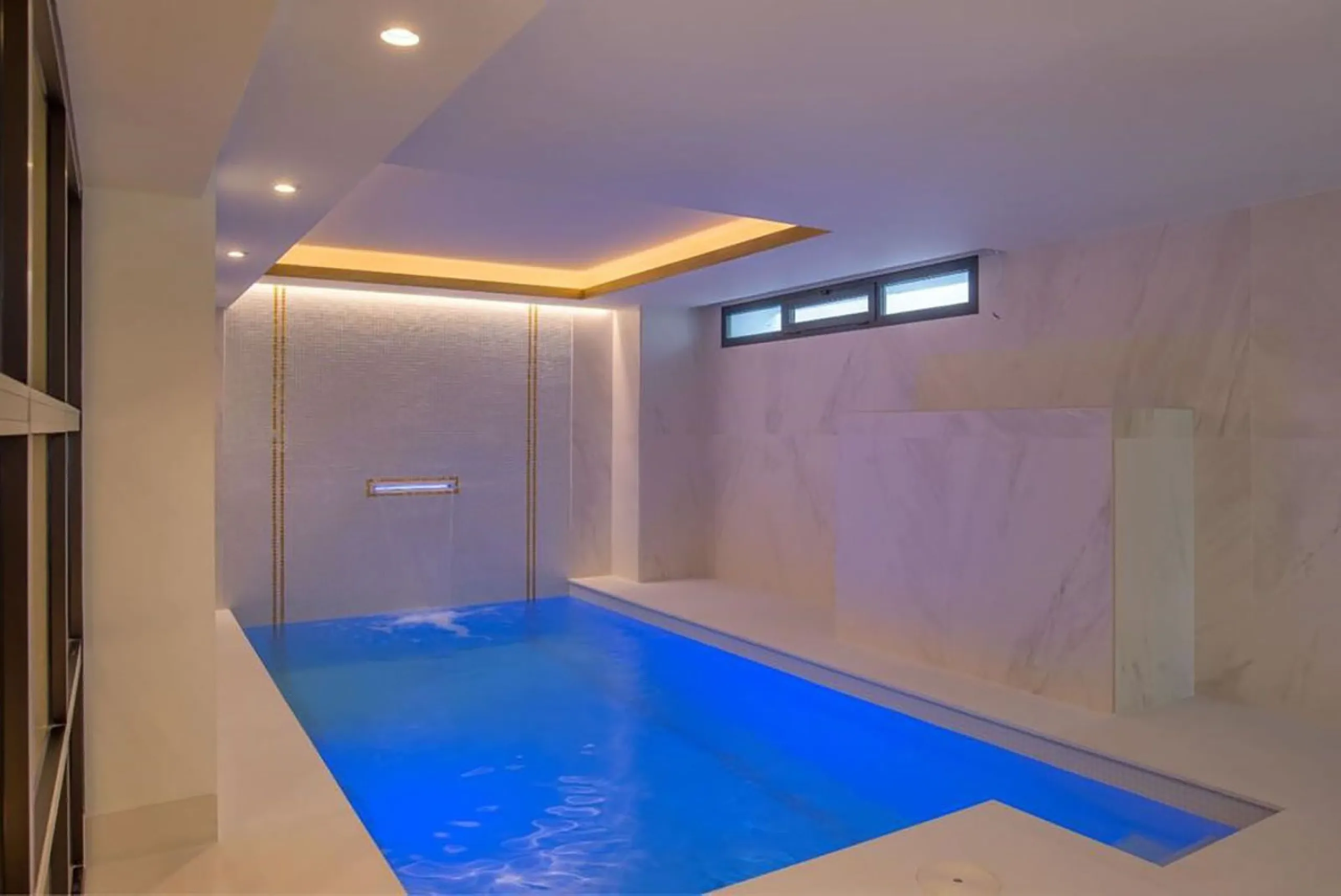 We are proud to present to the market this luxurious villa in the popular Elviria area, just to the east of Marbella.