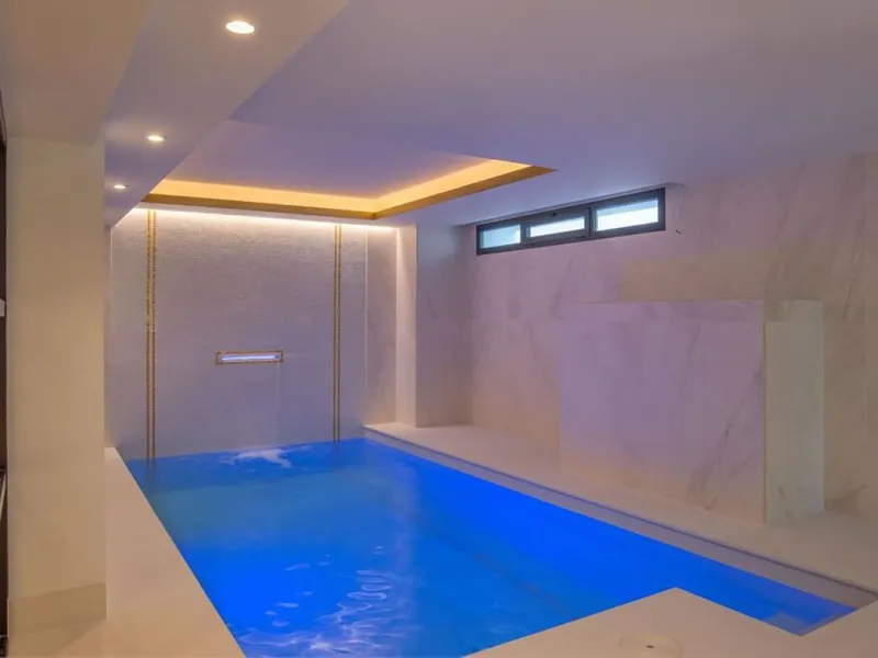 We are proud to present to the market this luxurious villa in the popular Elviria area, just to the east of Marbella.