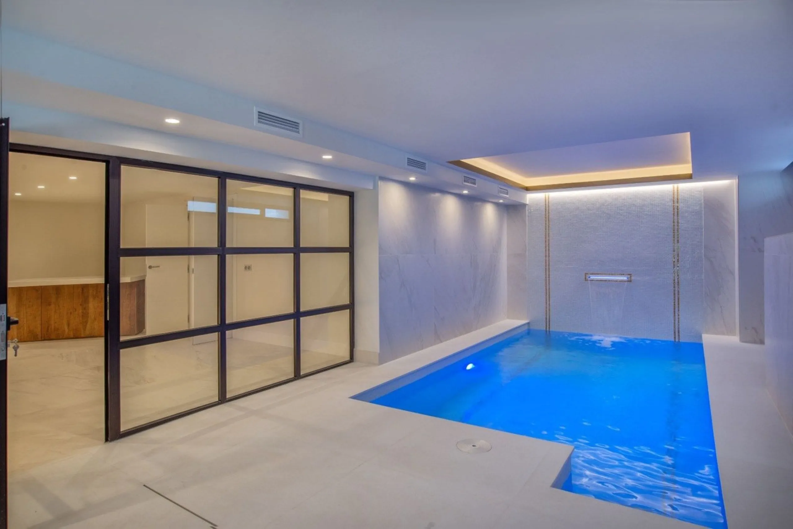 We are proud to present to the market this luxurious villa in the popular Elviria area, just to the east of Marbella.