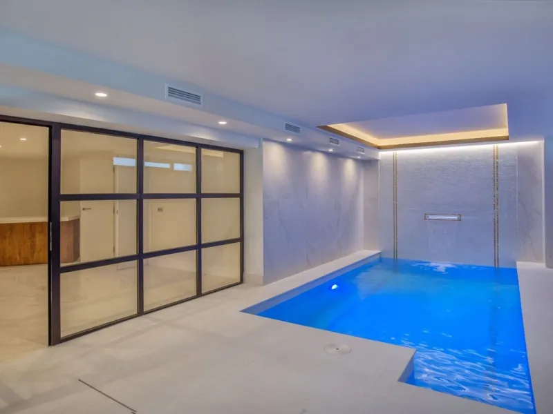 We are proud to present to the market this luxurious villa in the popular Elviria area, just to the east of Marbella.