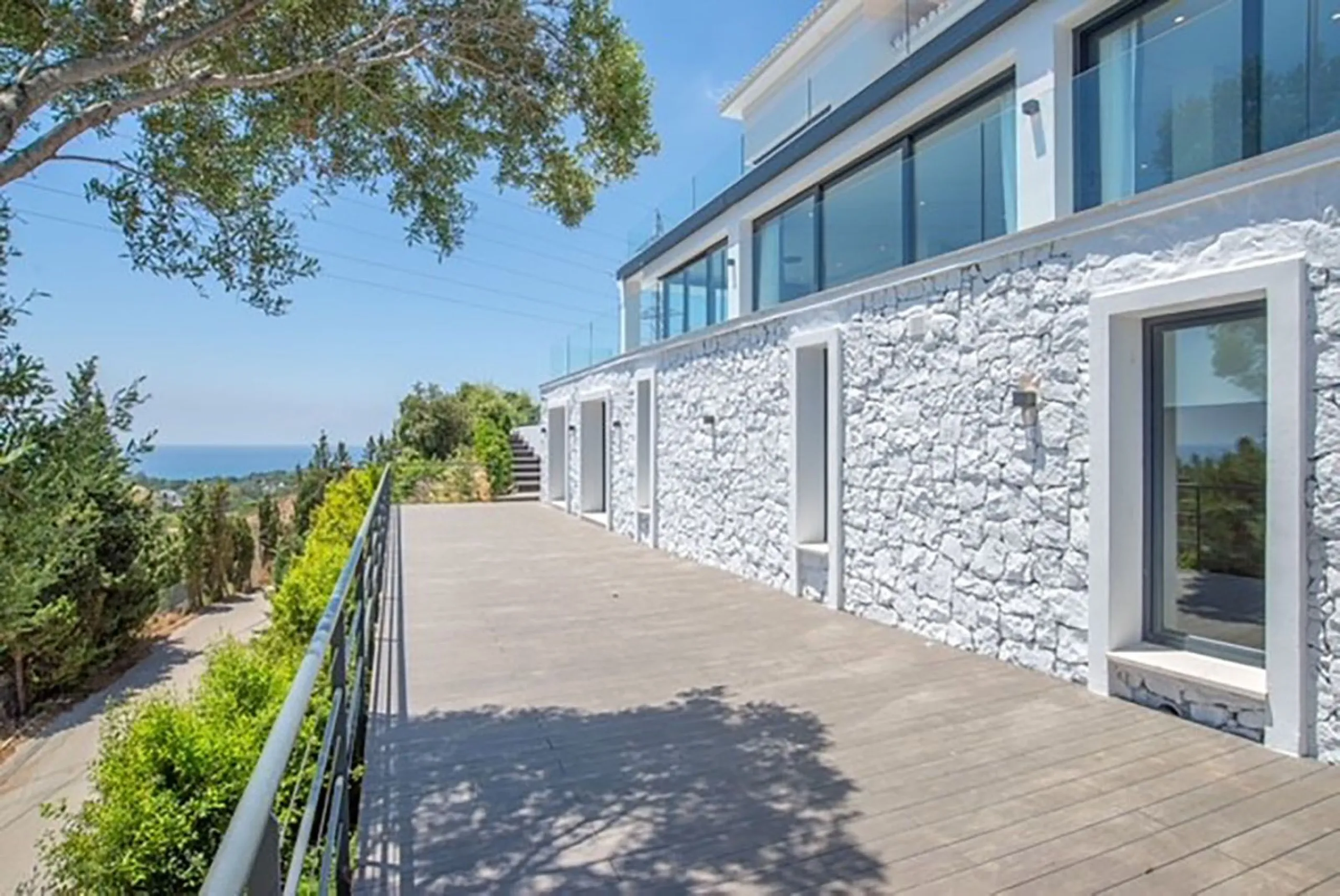 We are proud to present to the market this luxurious villa in the popular Elviria area, just to the east of Marbella.