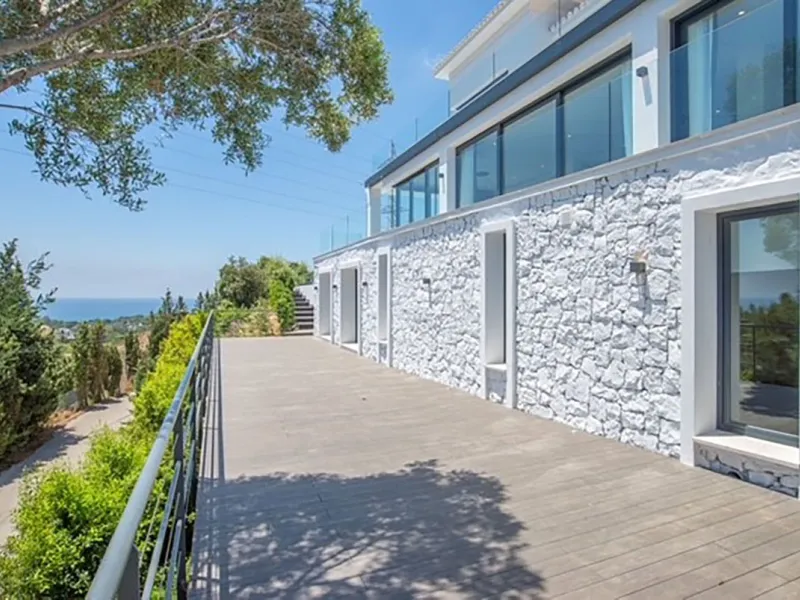 We are proud to present to the market this luxurious villa in the popular Elviria area, just to the east of Marbella.