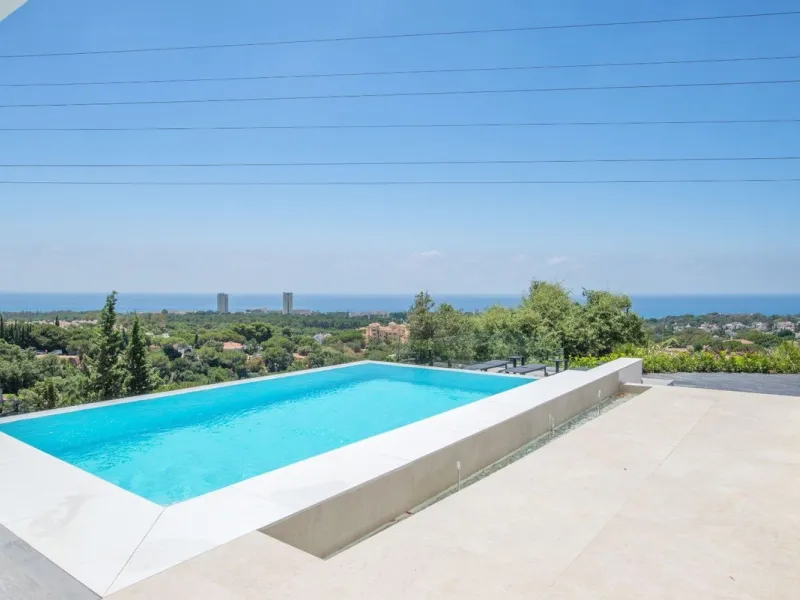 We are proud to present to the market this luxurious villa in the popular Elviria area, just to the east of Marbella.