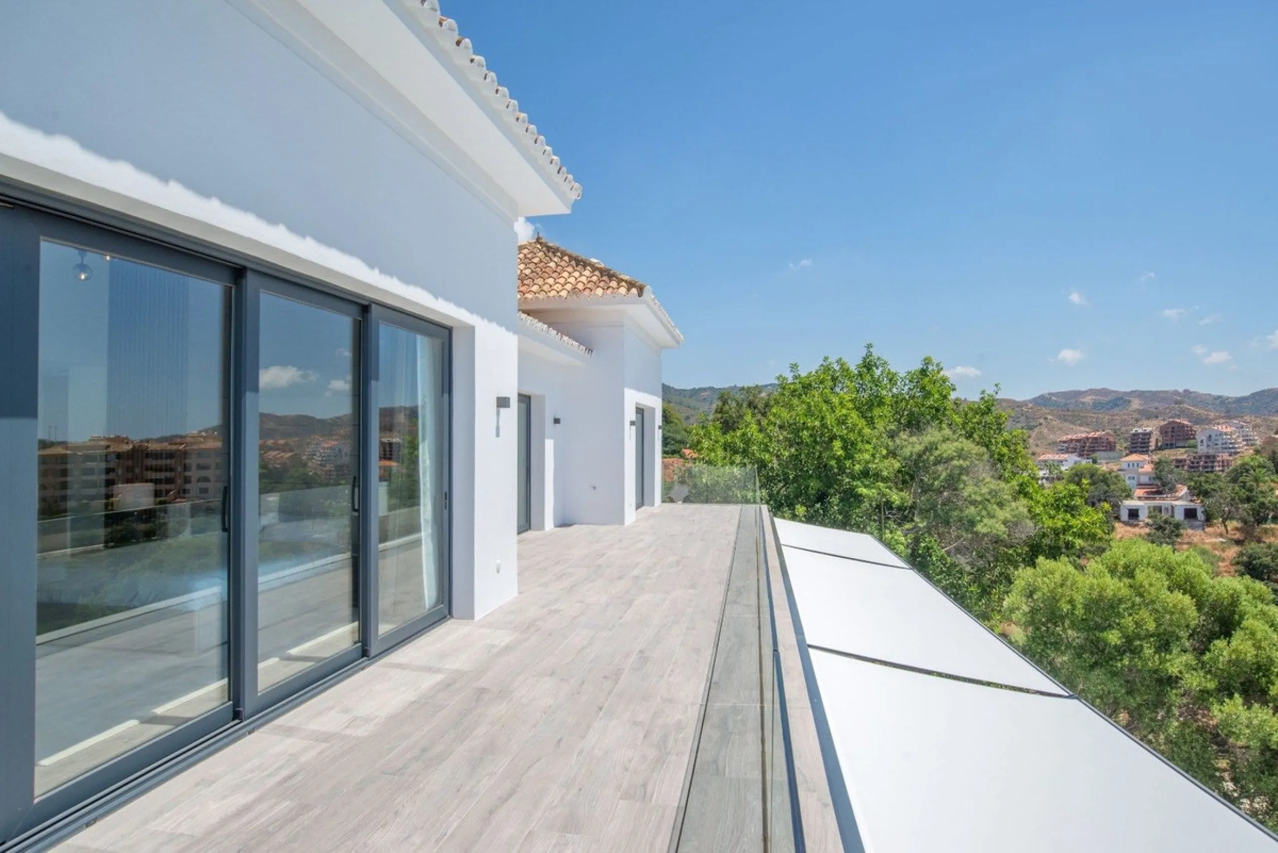 We are proud to present to the market this luxurious villa in the popular Elviria area, just to the east of Marbella.