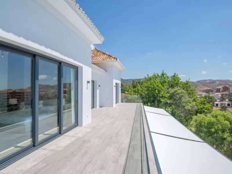 We are proud to present to the market this luxurious villa in the popular Elviria area, just to the east of Marbella.