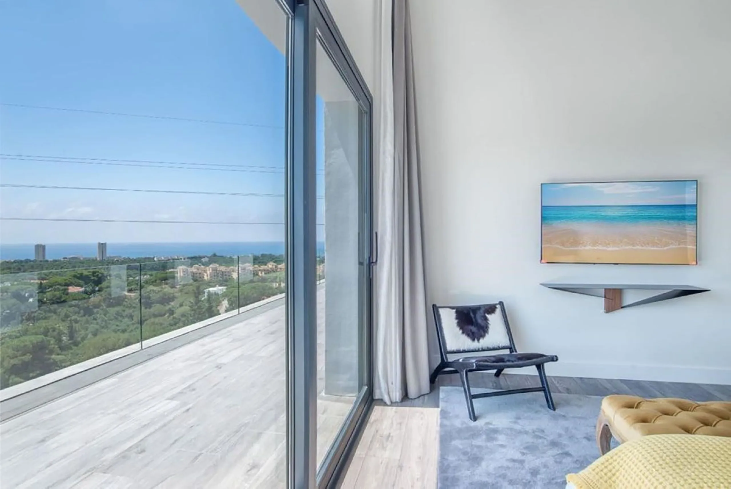 We are proud to present to the market this luxurious villa in the popular Elviria area, just to the east of Marbella.