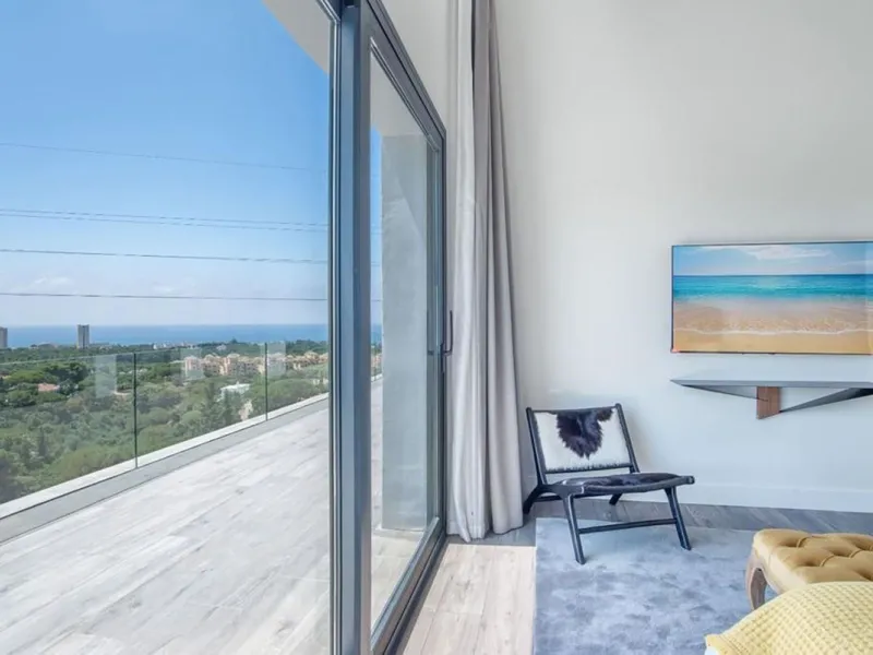 We are proud to present to the market this luxurious villa in the popular Elviria area, just to the east of Marbella.