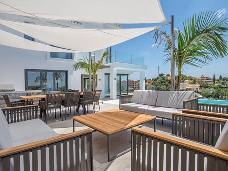 We are proud to present to the market this luxurious villa in the popular Elviria area, just to the east of Marbella.