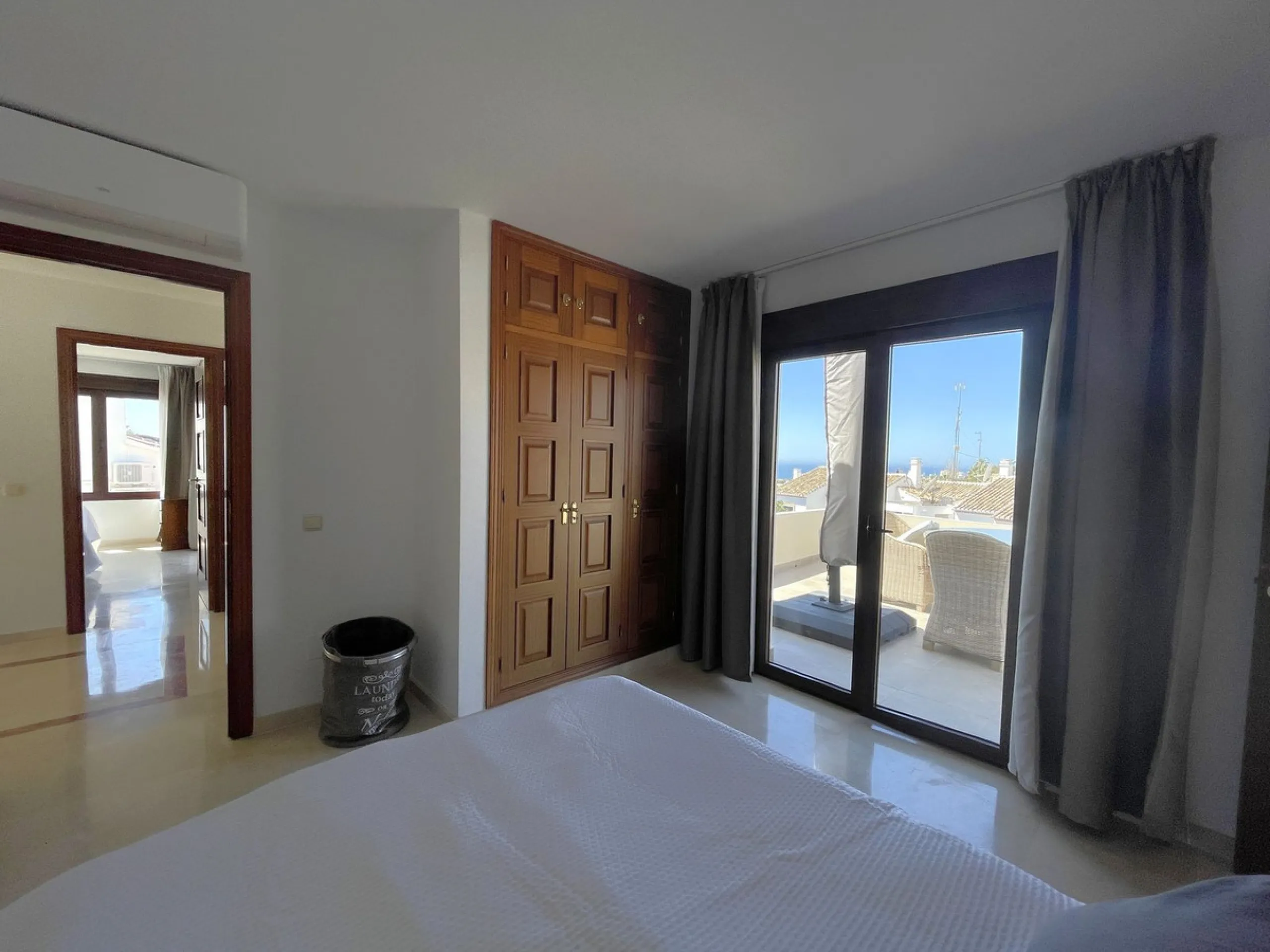 House - Detached Villa в продаже в Mijas, Málaga. В доме 5 спален и 5 ванных комнат. Площадь дома 299 м². Площадь участка 530 м²