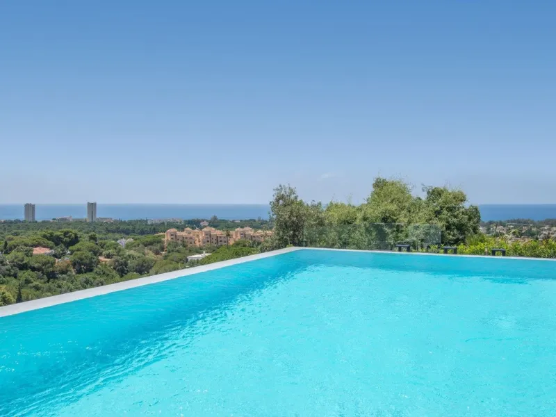 We are proud to present to the market this luxurious villa in the popular Elviria area, just to the east of Marbella.