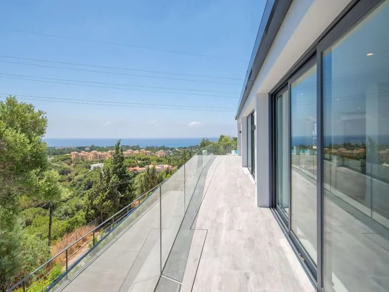 We are proud to present to the market this luxurious villa in the popular Elviria area, just to the east of Marbella.