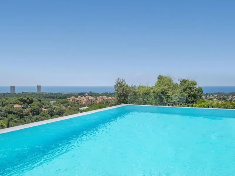 We are proud to present to the market this luxurious villa in the popular Elviria area, just to the east of Marbella.