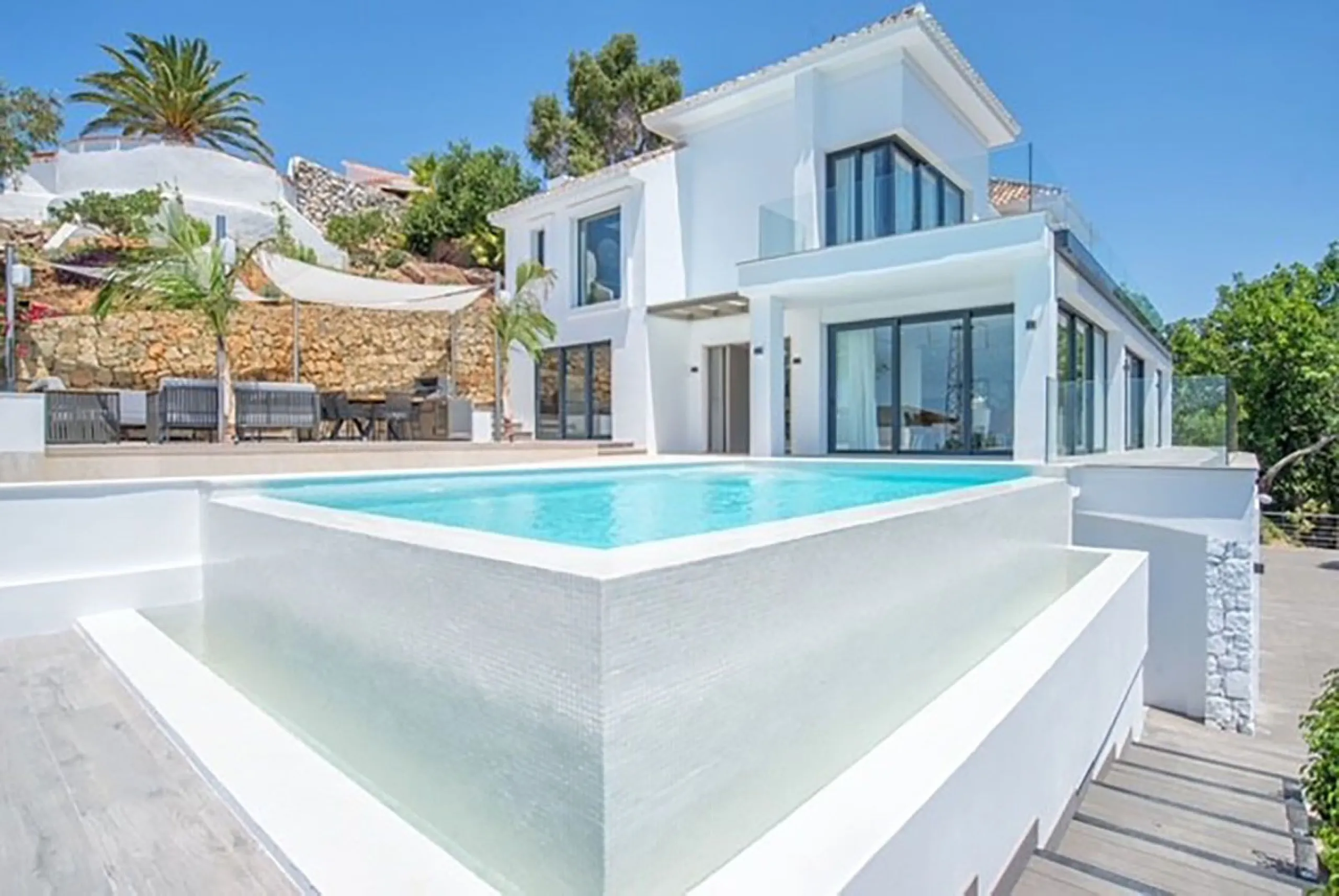 We are proud to present to the market this luxurious villa in the popular Elviria area, just to the east of Marbella.