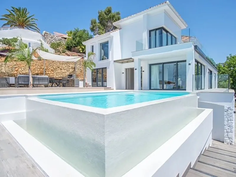 We are proud to present to the market this luxurious villa in the popular Elviria area, just to the east of Marbella.