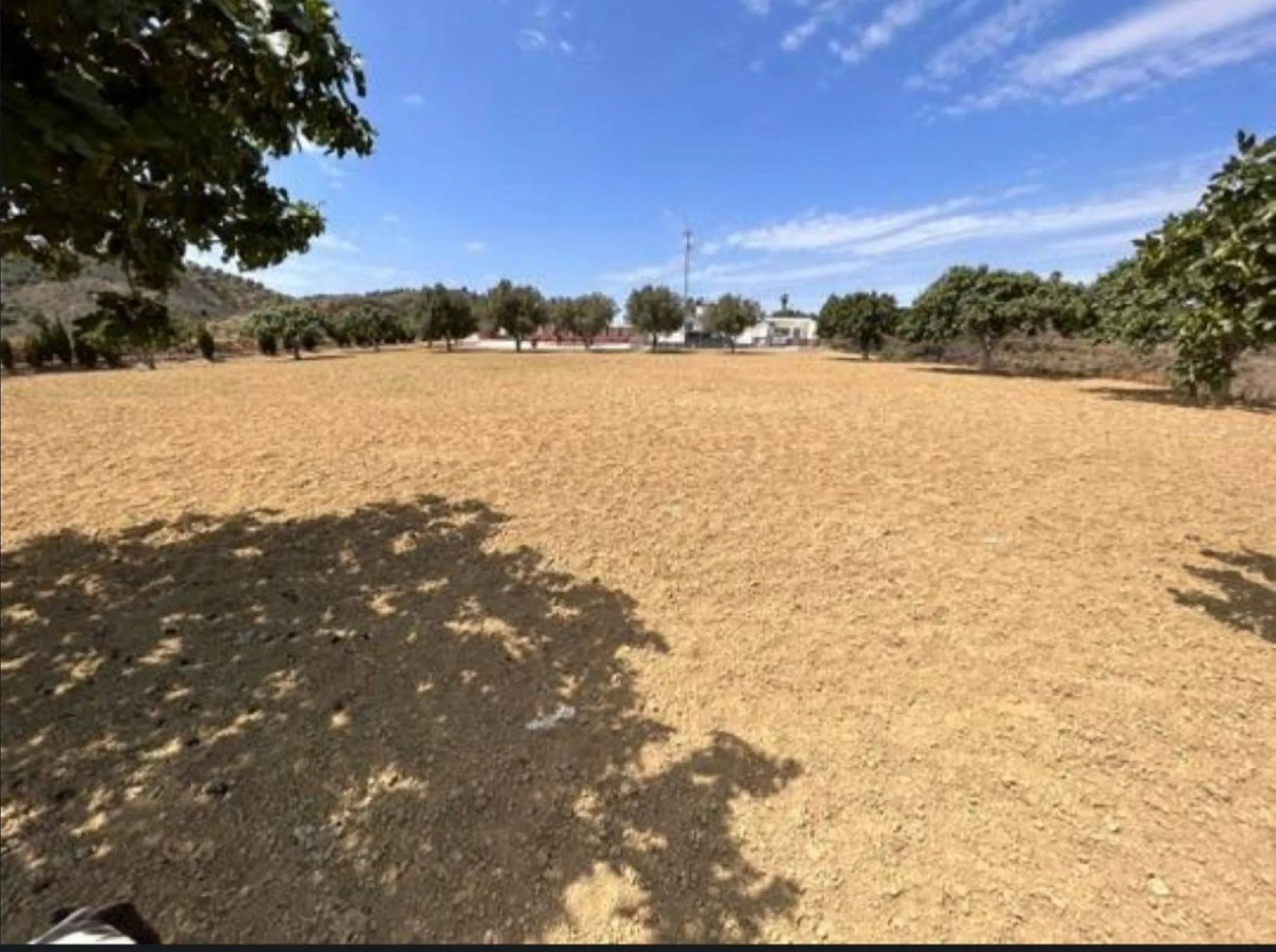 Fabulous rustic farm of 28,131 m2 for sale, about 5 minutes by car from the service area and restaurants.