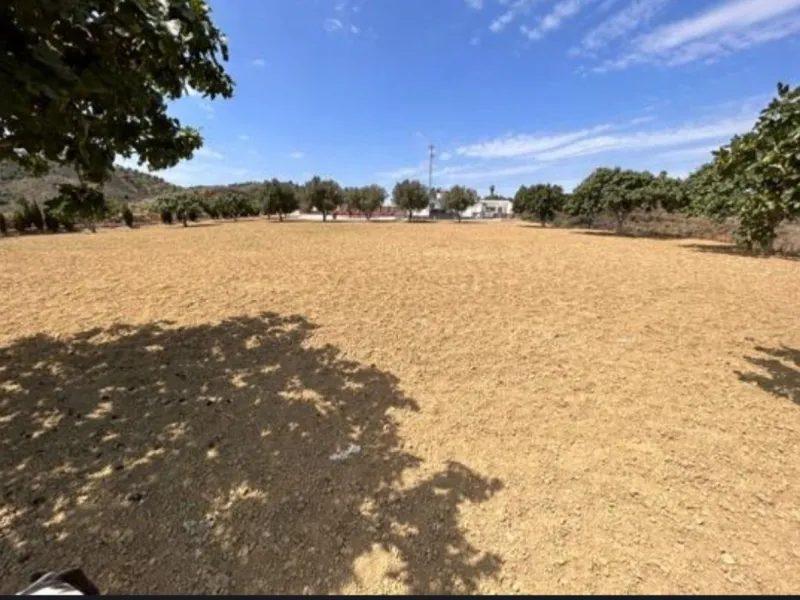Fabulous rustic farm of 28,131 m2 for sale, about 5 minutes by car from the service area and restaurants.