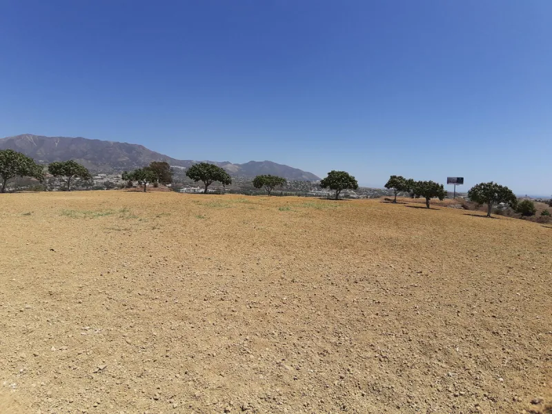 Fabulous rustic farm of 28,131 m2 for sale, about 5 minutes by car from the service area and restaurants.