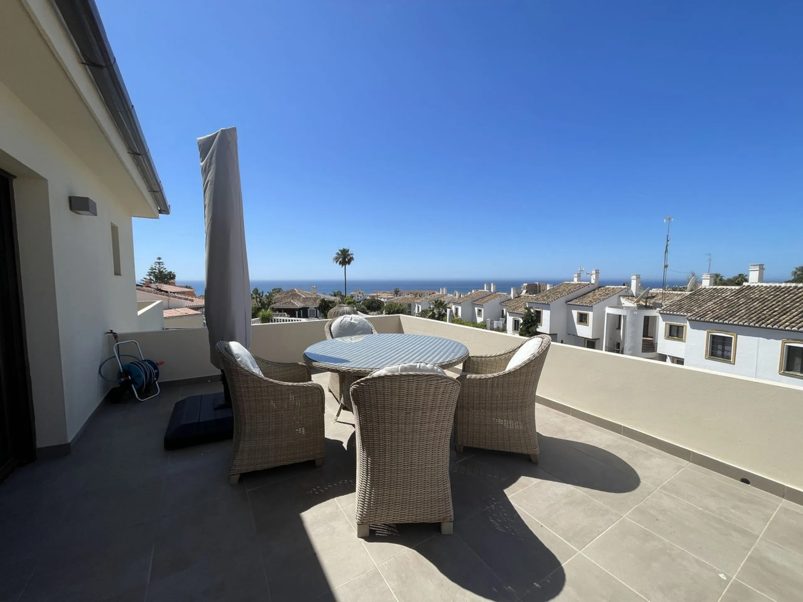House - Detached Villa в продаже в Mijas, Málaga. В доме 5 спален и 5 ванных комнат. Площадь дома 299 м². Площадь участка 530 м²