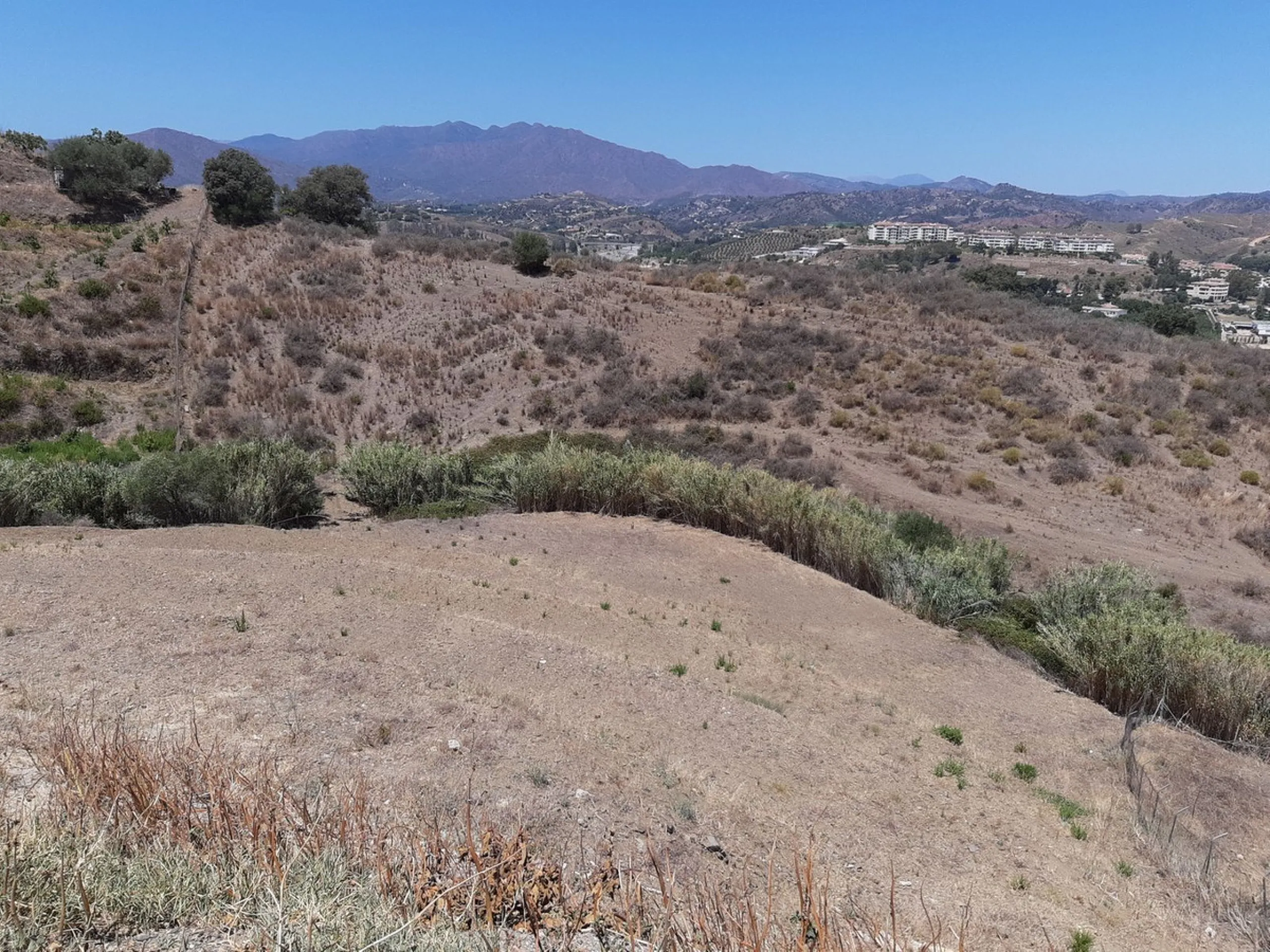 Fabulous rustic farm of 28,131 m2 for sale, about 5 minutes by car from the service area and restaurants.
