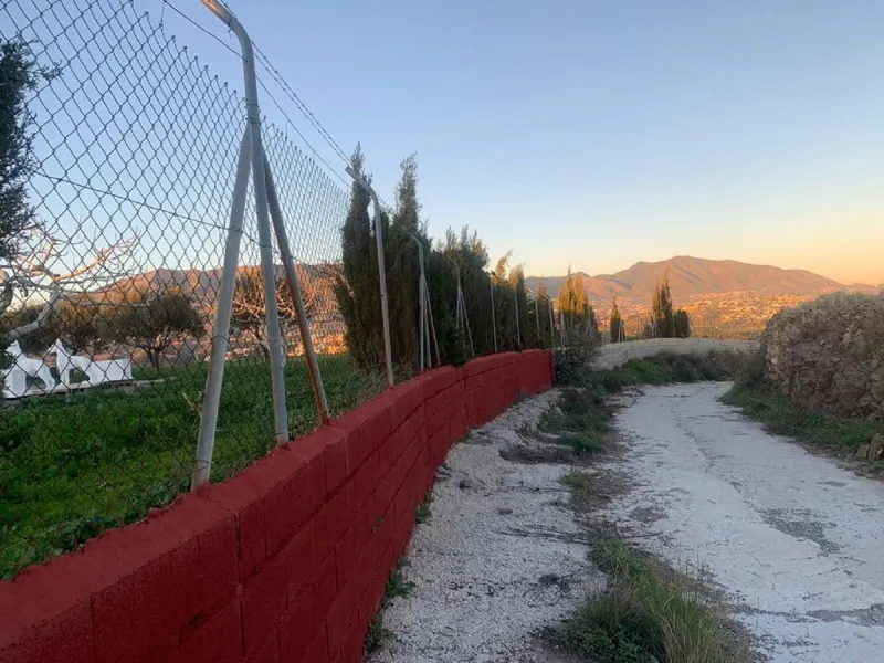 Fabulous rustic farm of 28,131 m2 for sale, about 5 minutes by car from the service area and restaurants.