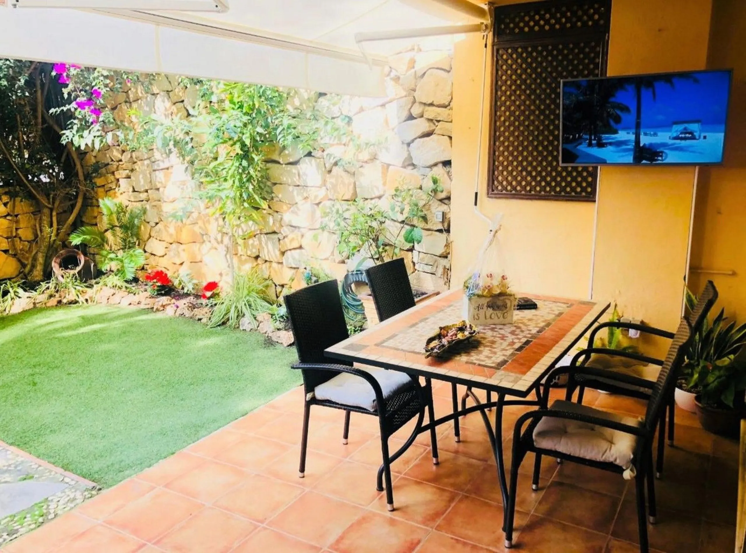 BEAUTIFUL GROUND FLOOR APARTMENT IN NICE URBANIZATION IN CALAHONDA