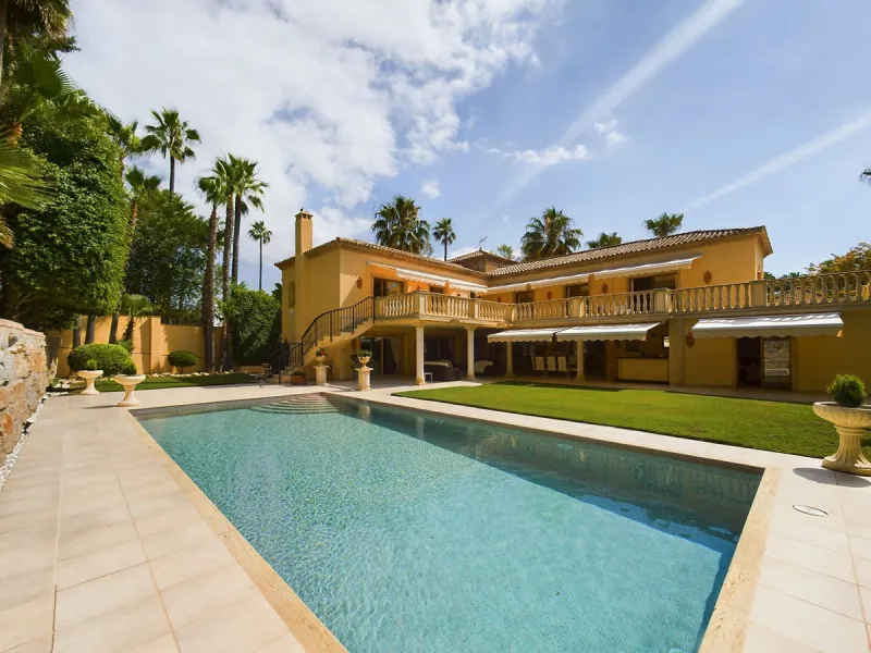 THIS STUNNING PROPERTY IS LOCATED IN THE HIGHLY SOUGHT AFTER ARE OF NUEVA ANDALUCIA.