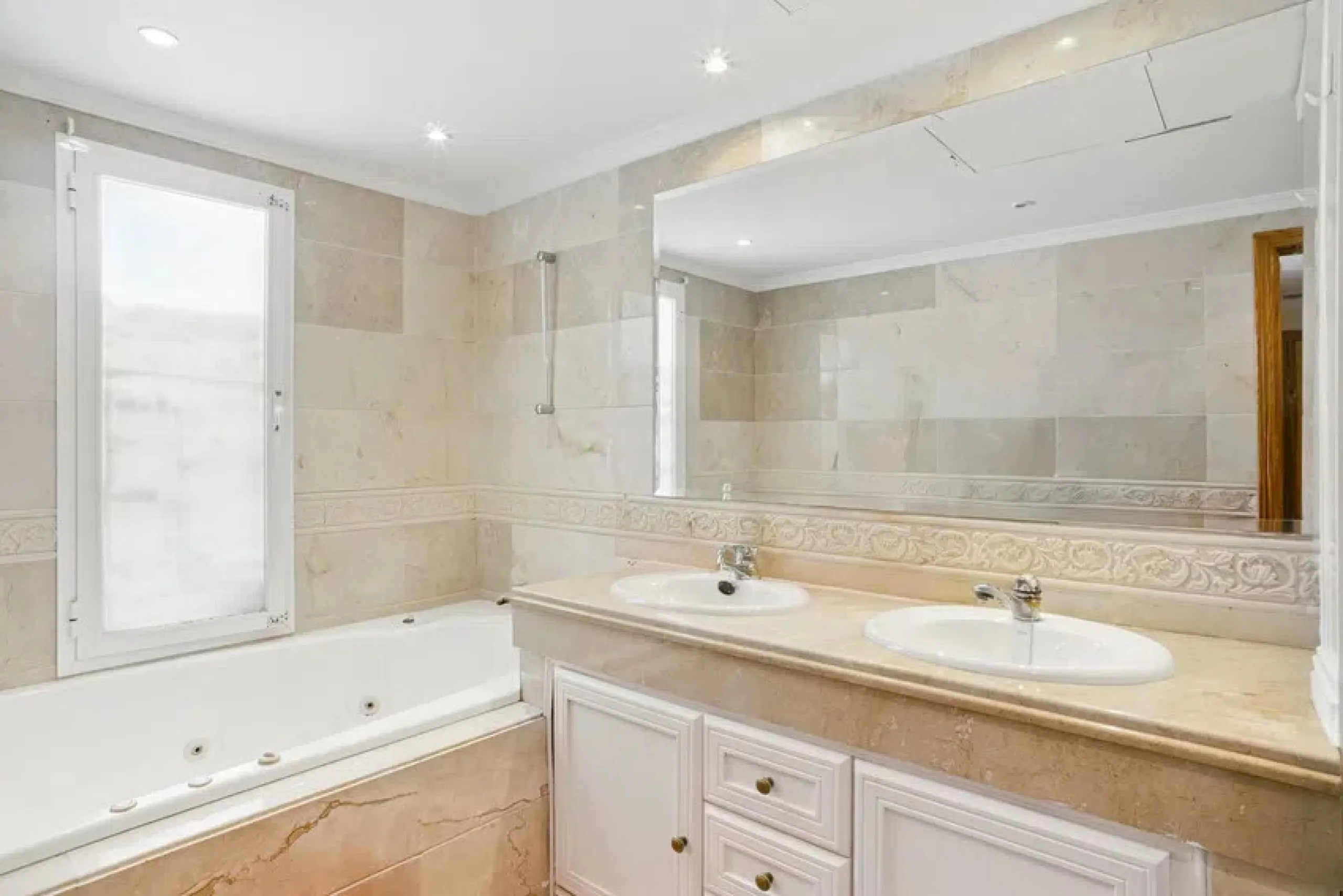 Im Herzen von Nueva Andalucía, nur 5 Autominuten von Puerto Banús und den Stränden entfernt, befindet sich dieses geräumige Penthouse mit vier Schlafzimmern in der begehrten Wohnanlage Los Pinos de Aloha