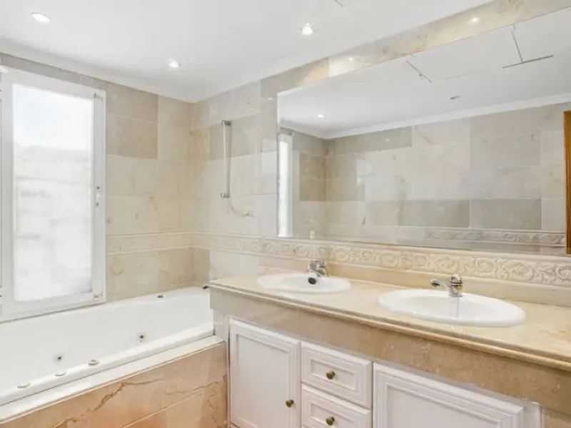 Im Herzen von Nueva Andalucía, nur 5 Autominuten von Puerto Banús und den Stränden entfernt, befindet sich dieses geräumige Penthouse mit vier Schlafzimmern in der begehrten Wohnanlage Los Pinos de Aloha