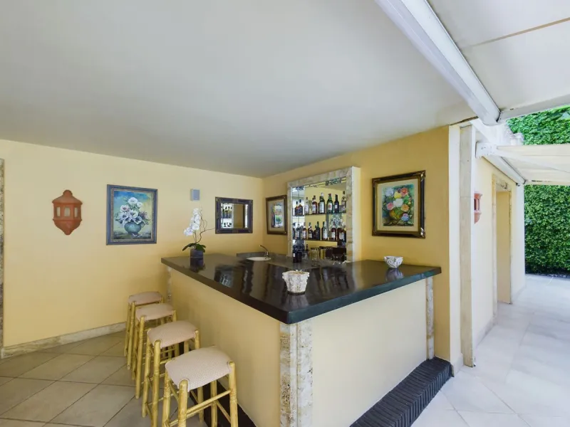 THIS STUNNING PROPERTY IS LOCATED IN THE HIGHLY SOUGHT AFTER ARE OF NUEVA ANDALUCIA.