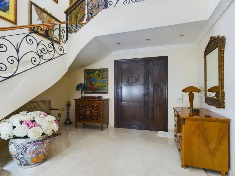 THIS STUNNING PROPERTY IS LOCATED IN THE HIGHLY SOUGHT AFTER ARE OF NUEVA ANDALUCIA.