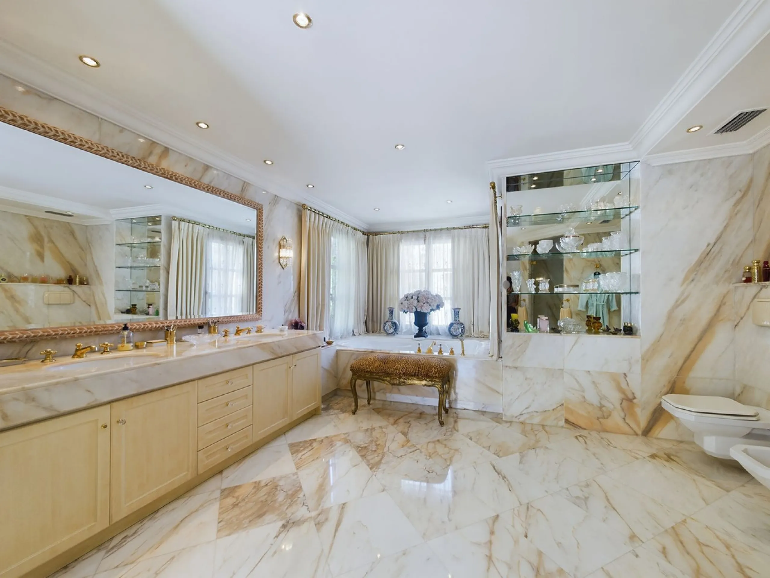THIS STUNNING PROPERTY IS LOCATED IN THE HIGHLY SOUGHT AFTER ARE OF NUEVA ANDALUCIA.