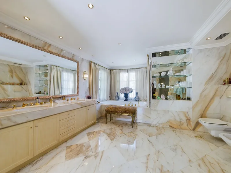 THIS STUNNING PROPERTY IS LOCATED IN THE HIGHLY SOUGHT AFTER ARE OF NUEVA ANDALUCIA.