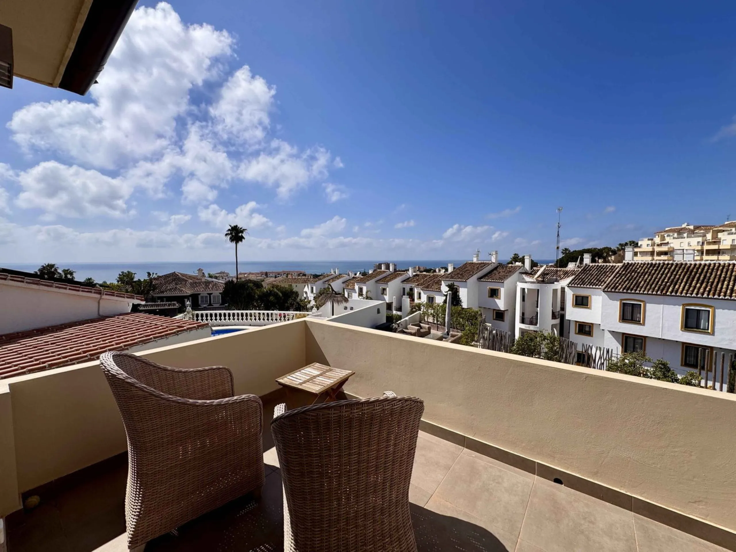 House - Detached Villa в продаже в Mijas, Málaga. В доме 5 спален и 5 ванных комнат. Площадь дома 299 м². Площадь участка 530 м²