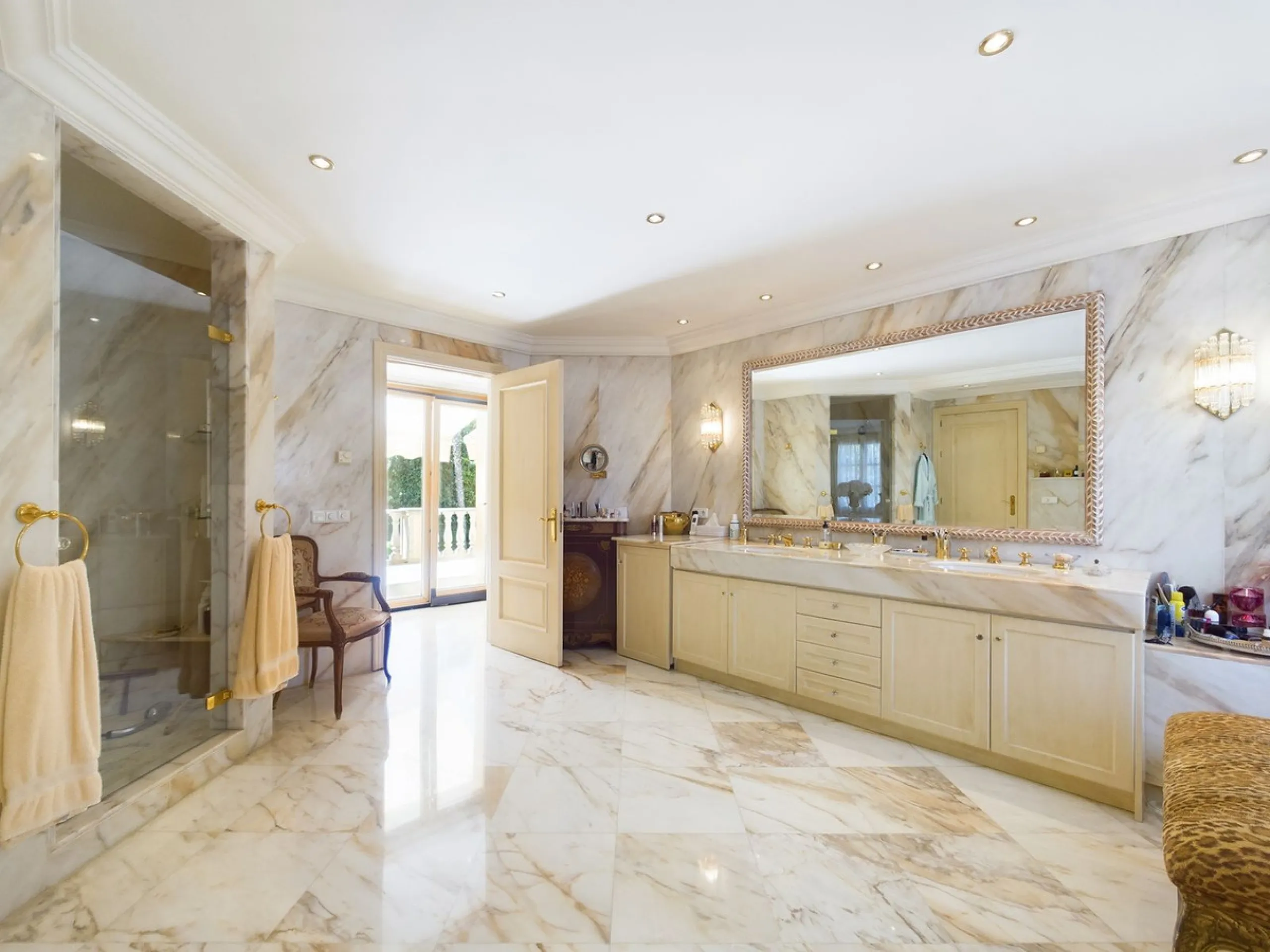 THIS STUNNING PROPERTY IS LOCATED IN THE HIGHLY SOUGHT AFTER ARE OF NUEVA ANDALUCIA.