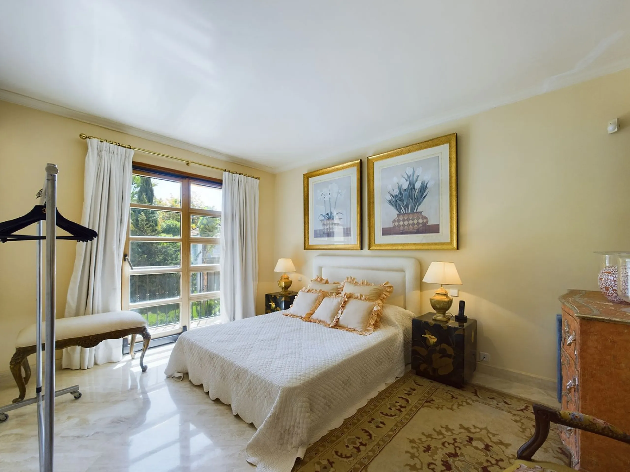 THIS STUNNING PROPERTY IS LOCATED IN THE HIGHLY SOUGHT AFTER ARE OF NUEVA ANDALUCIA.