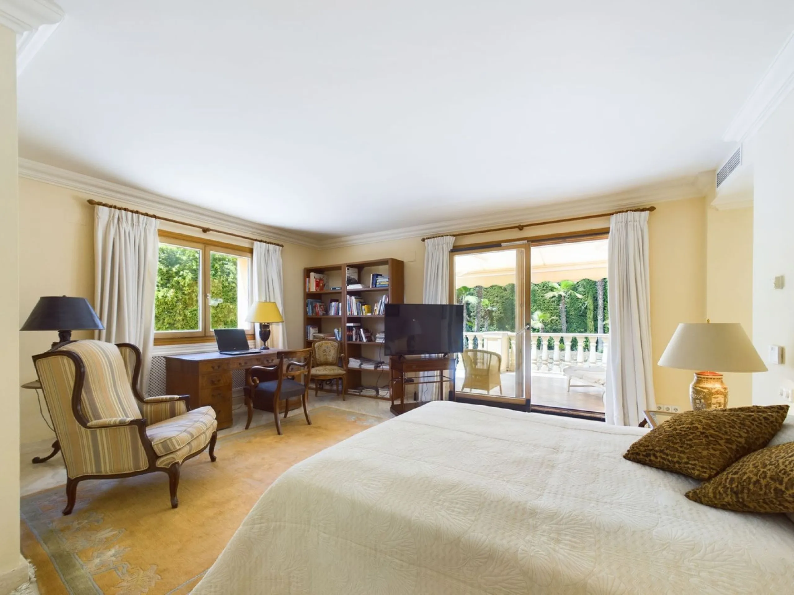 THIS STUNNING PROPERTY IS LOCATED IN THE HIGHLY SOUGHT AFTER ARE OF NUEVA ANDALUCIA.