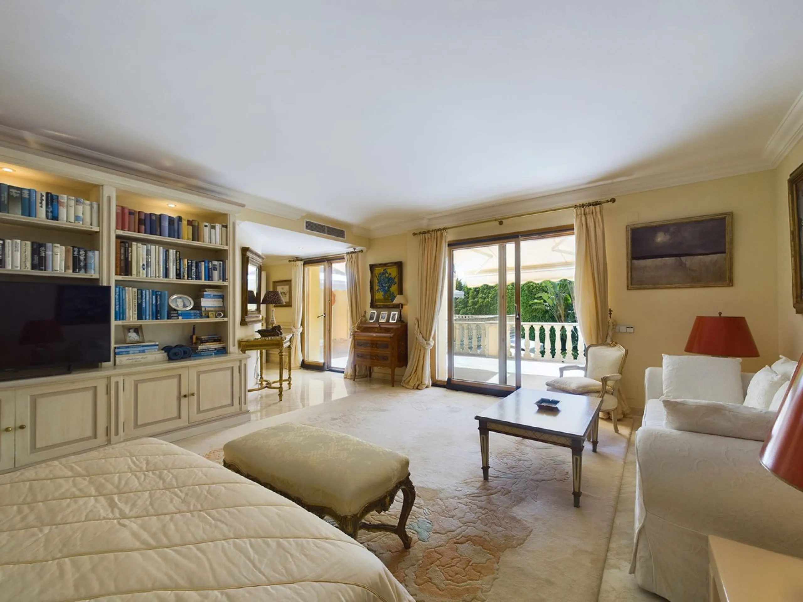 THIS STUNNING PROPERTY IS LOCATED IN THE HIGHLY SOUGHT AFTER ARE OF NUEVA ANDALUCIA.