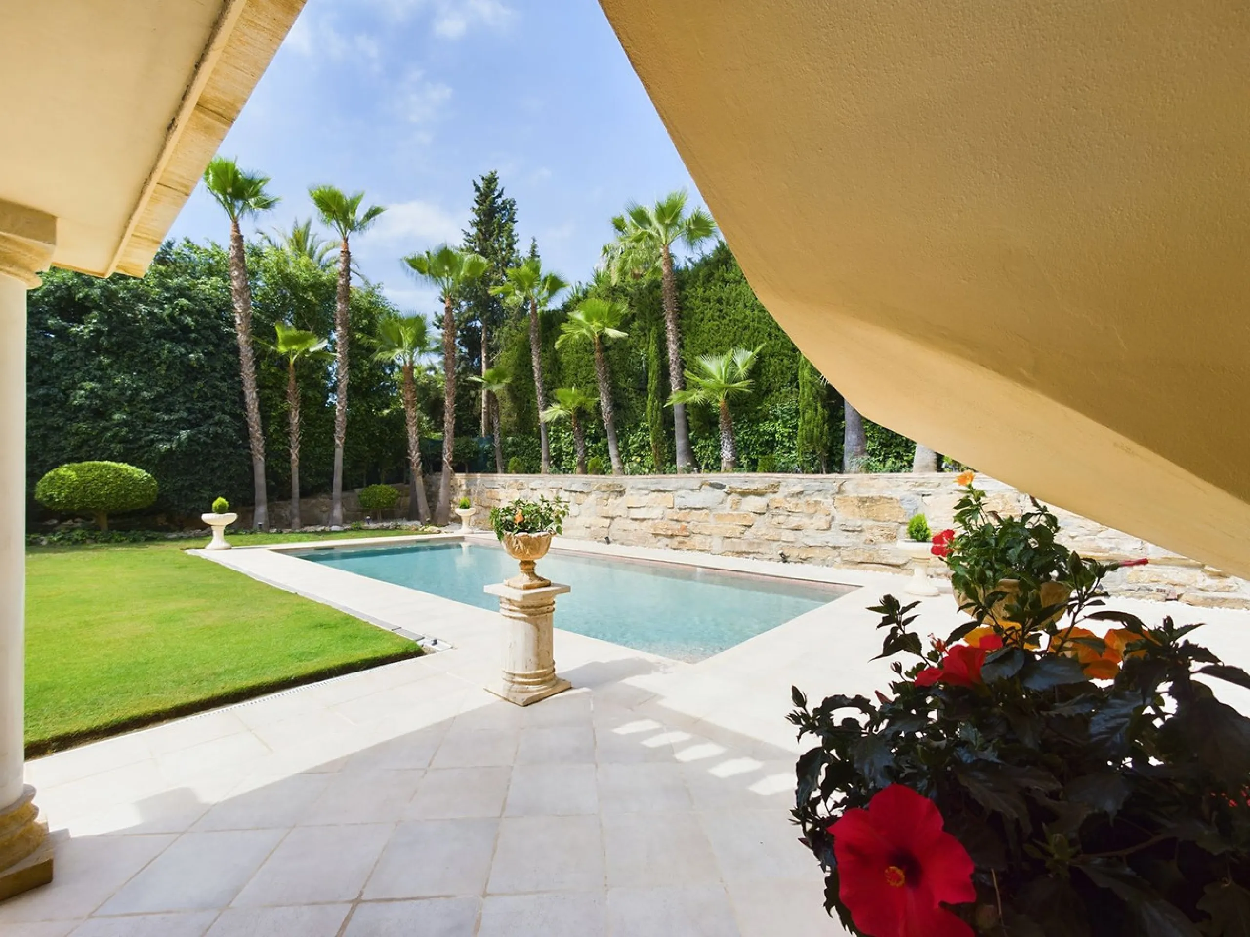 THIS STUNNING PROPERTY IS LOCATED IN THE HIGHLY SOUGHT AFTER ARE OF NUEVA ANDALUCIA.