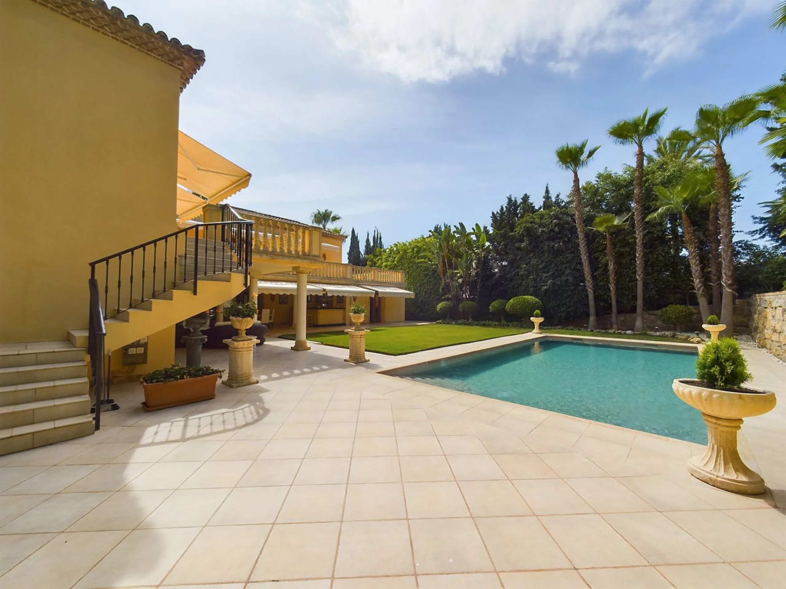 THIS STUNNING PROPERTY IS LOCATED IN THE HIGHLY SOUGHT AFTER ARE OF NUEVA ANDALUCIA.
