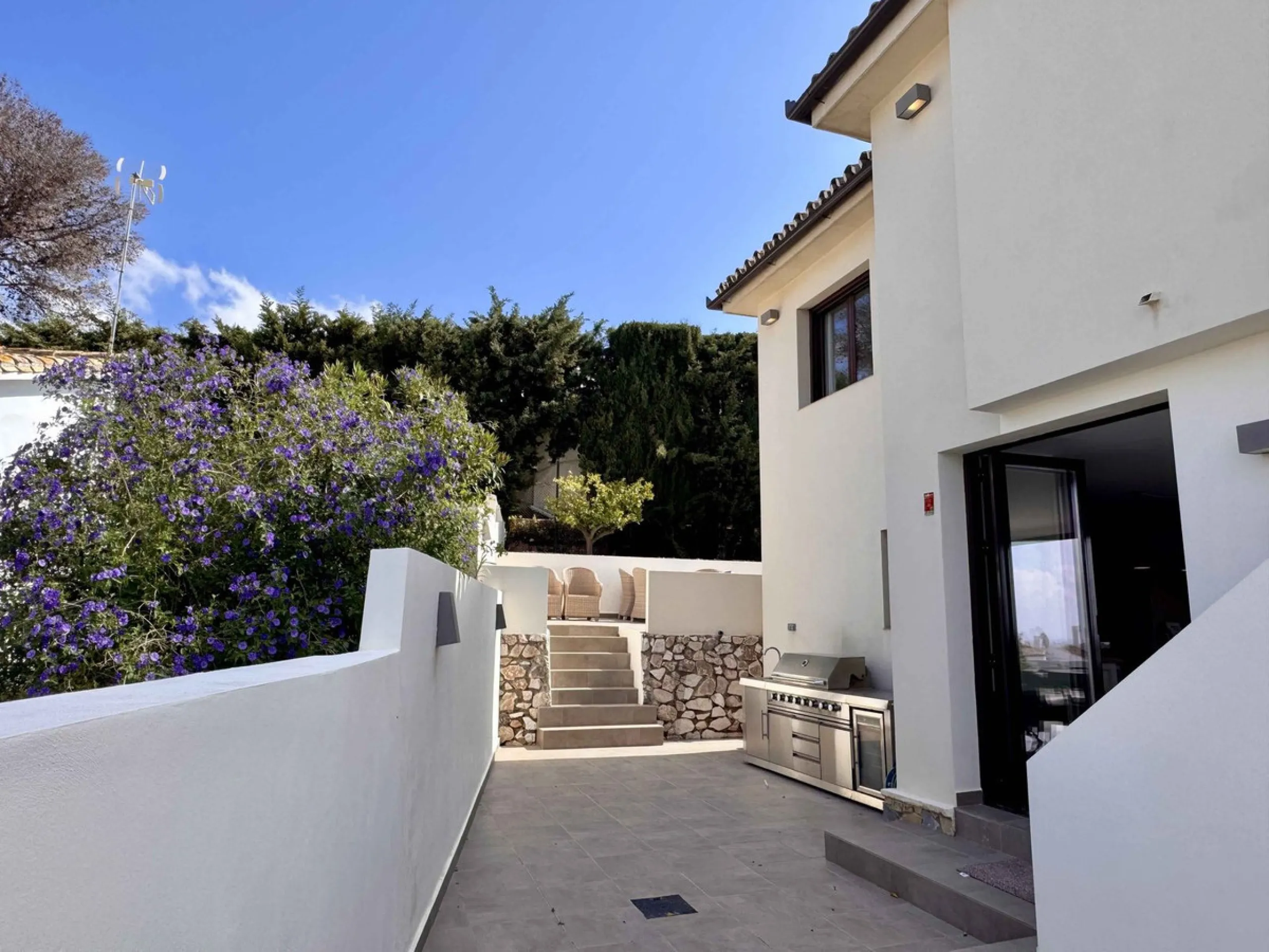 House - Detached Villa в продаже в Mijas, Málaga. В доме 5 спален и 5 ванных комнат. Площадь дома 299 м². Площадь участка 530 м²