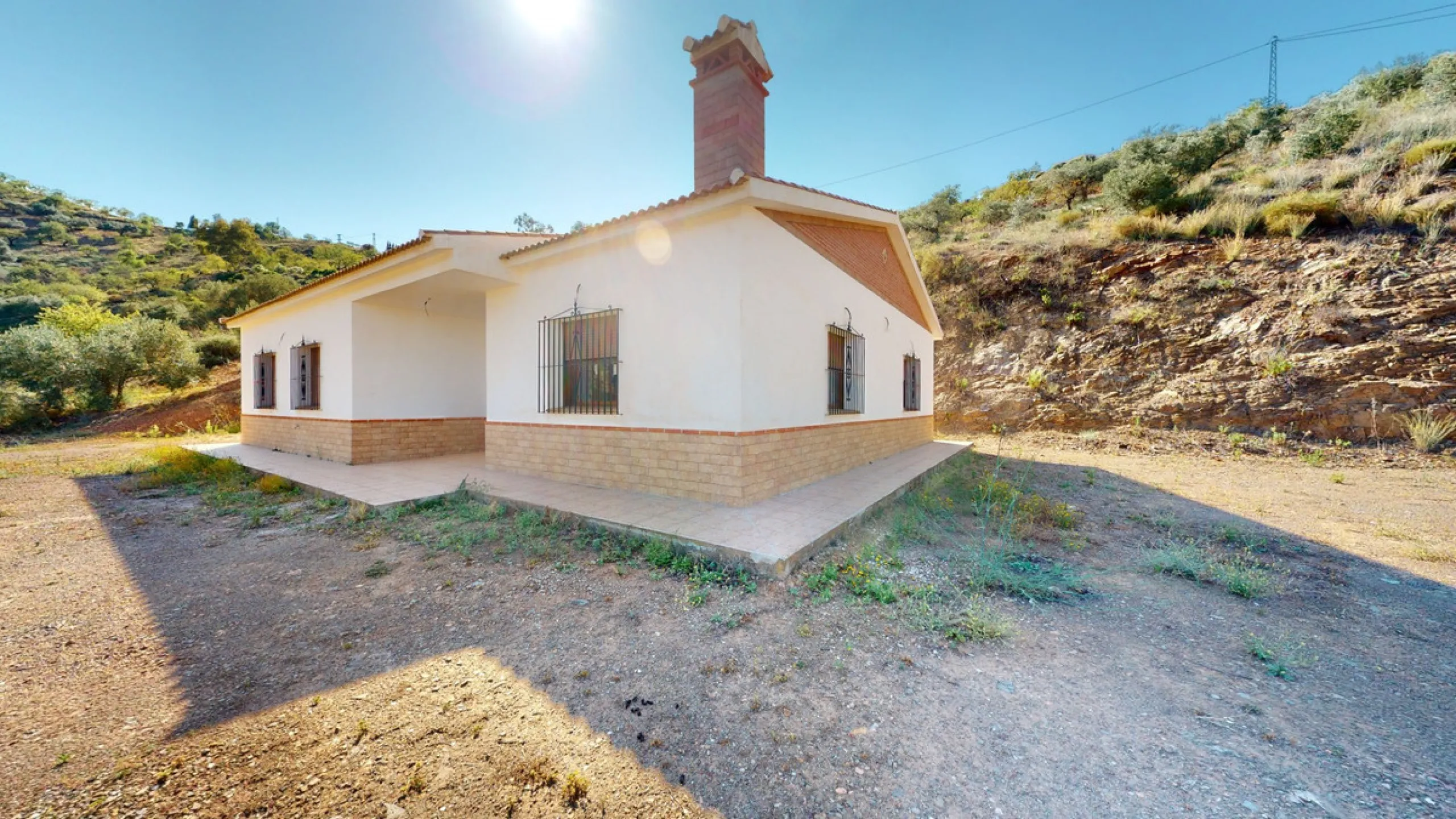 This beautiful finca in the mountains of Colmenar has an excellent house, a plot of 36,000 m2 waiting to be used and a license for a swimming pool. The house consists of a living room, with connections for a kitchen and a pantry, as well as 4 bedrooms and
