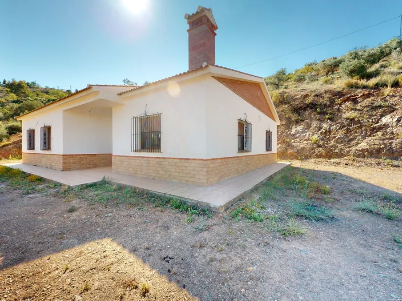 This beautiful finca in the mountains of Colmenar has an excellent house, a plot of 36,000 m2 waiting to be used and a license for a swimming pool. The house consists of a living room, with connections for a kitchen and a pantry, as well as 4 bedrooms and