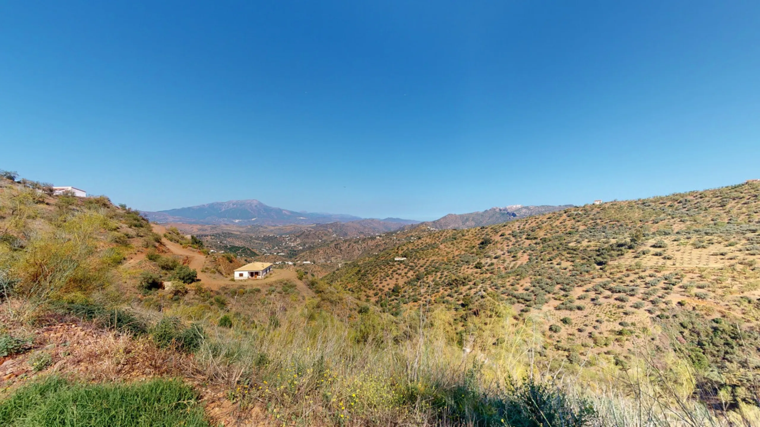 This beautiful finca in the mountains of Colmenar has an excellent house, a plot of 36,000 m2 waiting to be used and a license for a swimming pool. The house consists of a living room, with connections for a kitchen and a pantry, as well as 4 bedrooms and