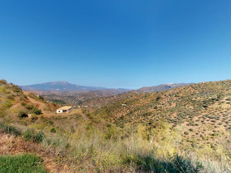 This beautiful finca in the mountains of Colmenar has an excellent house, a plot of 36,000 m2 waiting to be used and a license for a swimming pool. The house consists of a living room, with connections for a kitchen and a pantry, as well as 4 bedrooms and