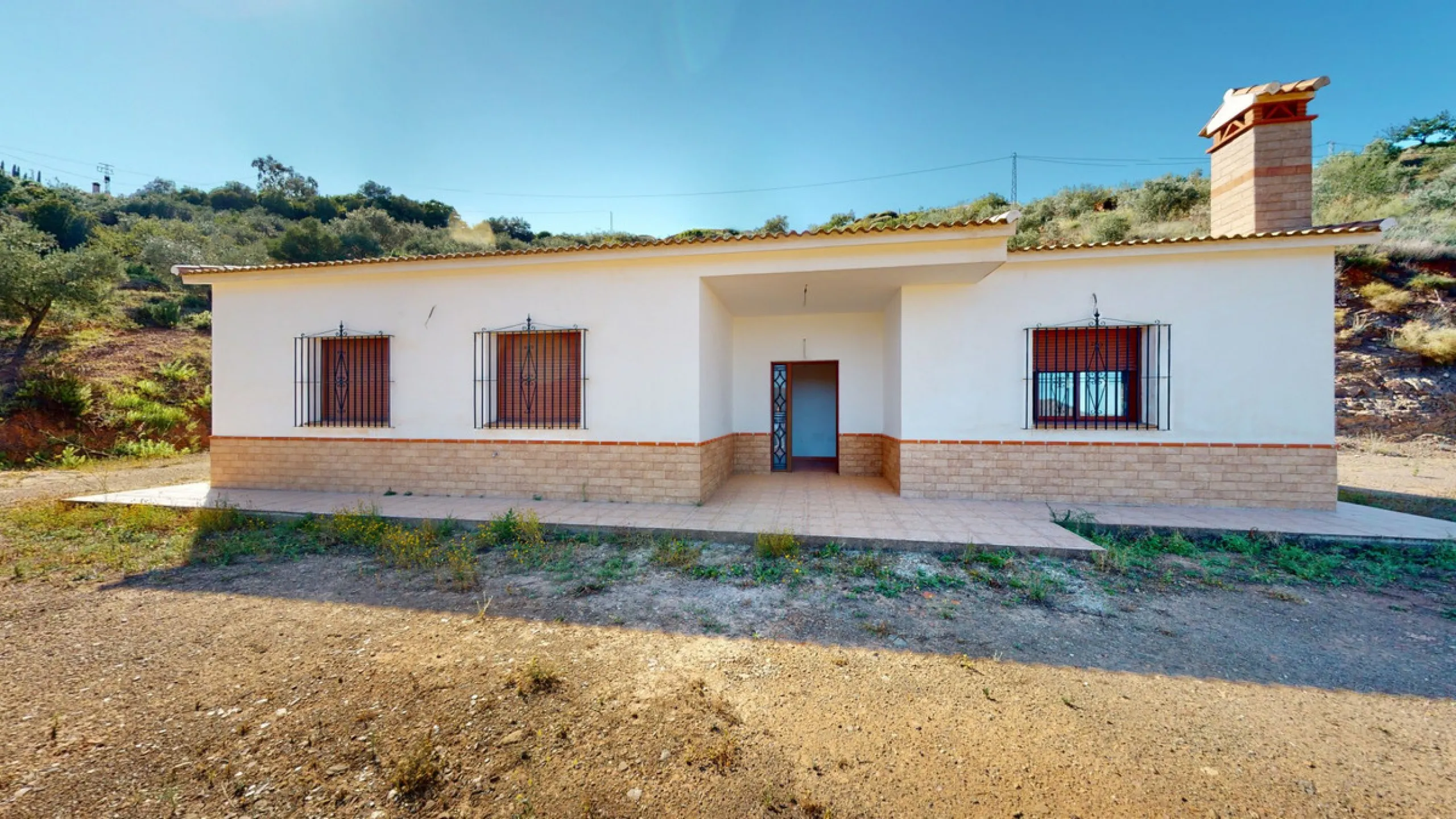 This beautiful finca in the mountains of Colmenar has an excellent house, a plot of 36,000 m2 waiting to be used and a license for a swimming pool. The house consists of a living room, with connections for a kitchen and a pantry, as well as 4 bedrooms and